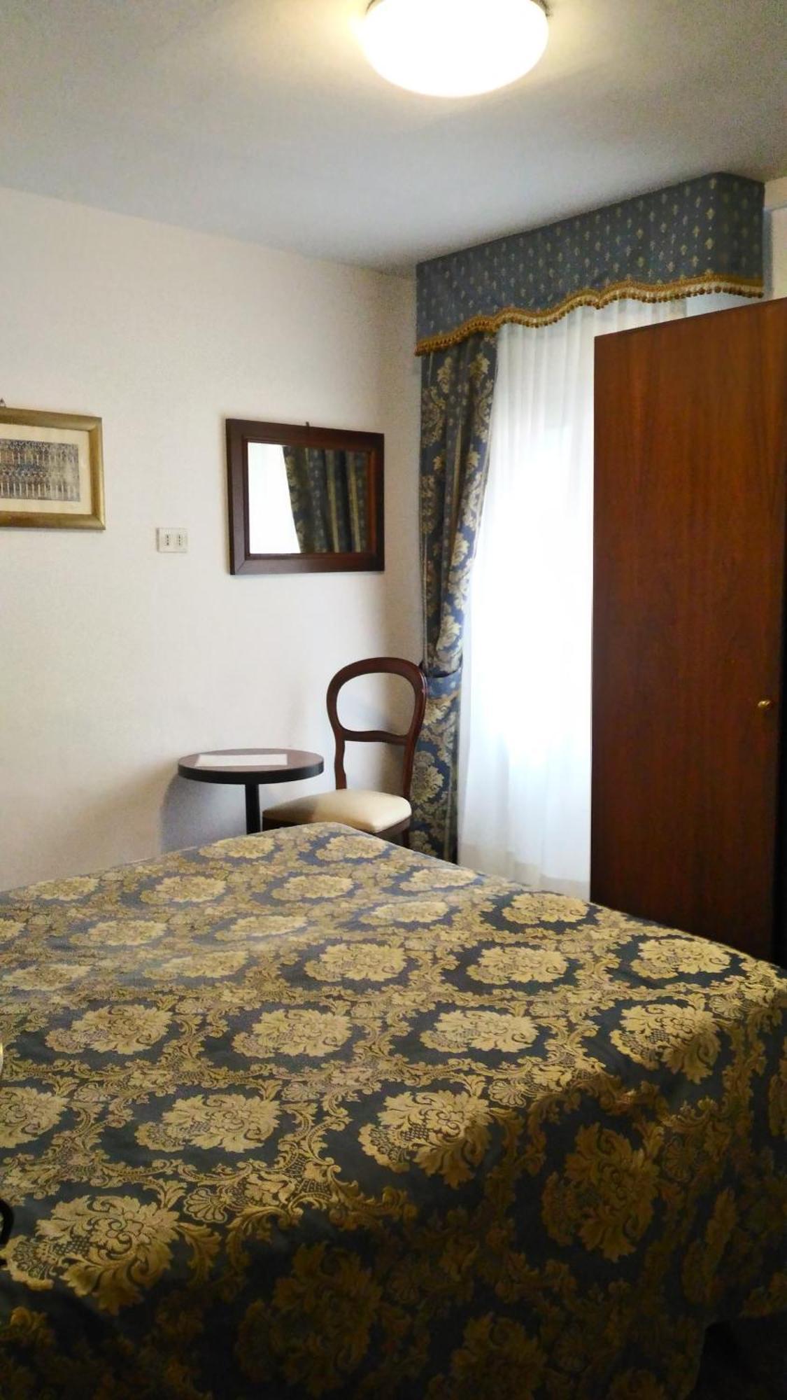 Chambre Double ou Lits Jumeaux avec Salle de Bains Commune